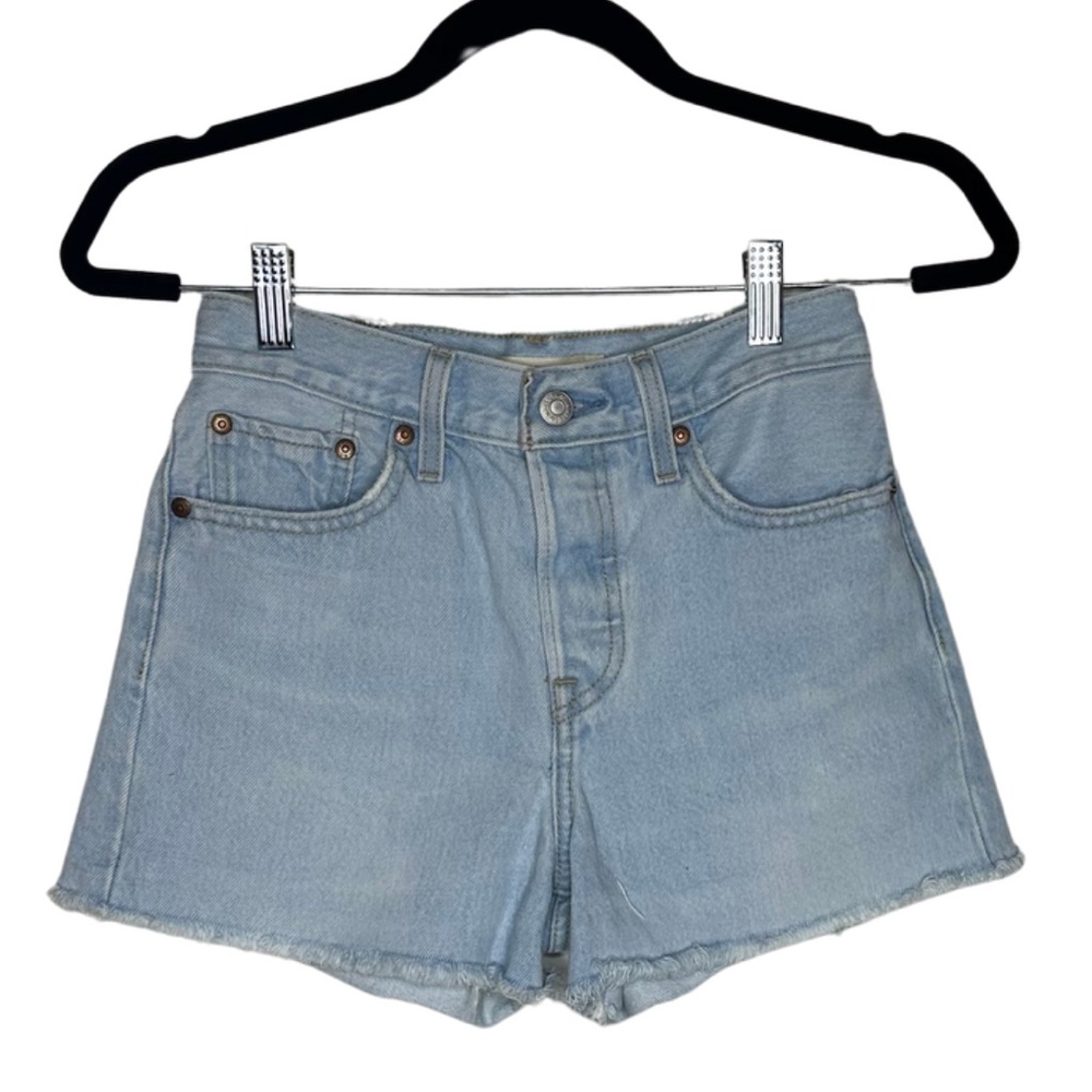 LEVIS Premium Wedgie Short cut off Jean shorts. Light‎ blue wash size 24
